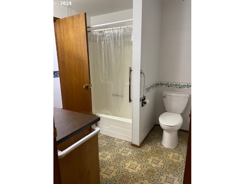 415 South 32nd Street Springfield, OR 97478 - Photo 7 of 10 a bathroom with a sink and a toilet