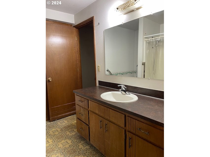 415 South 32nd Street Springfield, OR 97478 - Photo 8 of 10 a bathroom with a sink and a mirror