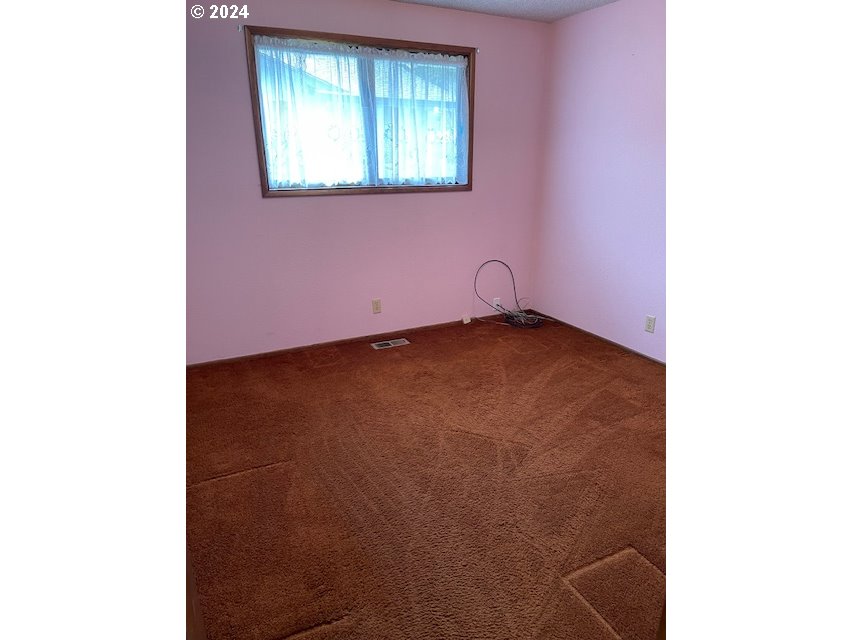 415 South 32nd Street Springfield, OR 97478 - Photo 9 of 10 a view of an empty room with a window