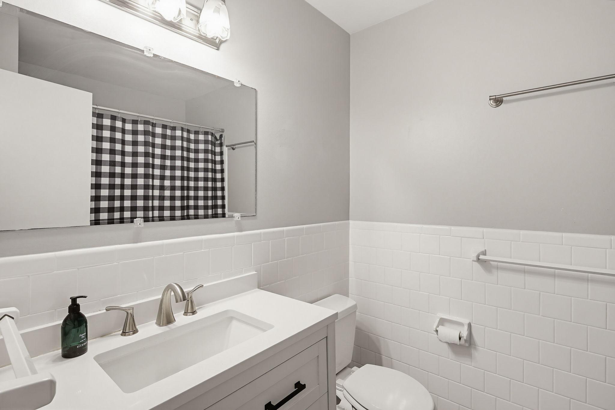 119 Schoolhouse Road Sykesville, MD 21784 - Photo 27 of 51 Full Upstairs Hall Bathroom