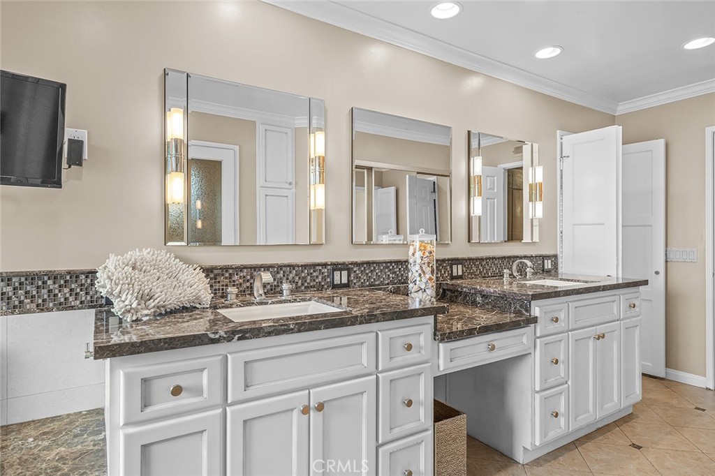 6255 Majorca Circle Long Beach, CA 90803 - Photo 34 of 62 Primary Bathroom