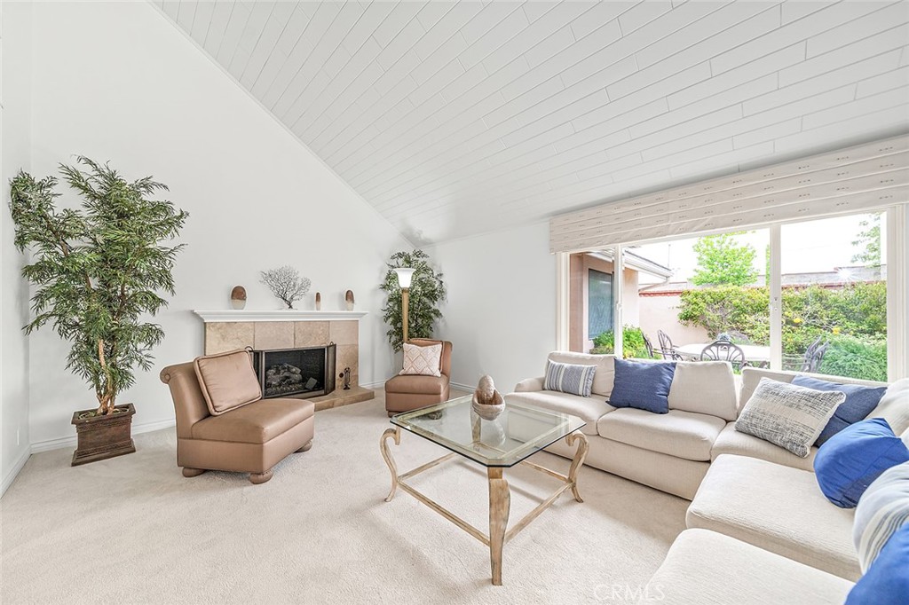 6255 Majorca Circle Long Beach, CA 90803 - Photo 4 of 62 Living Room