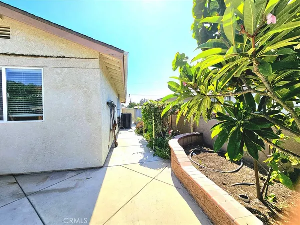 a picture of a lake view