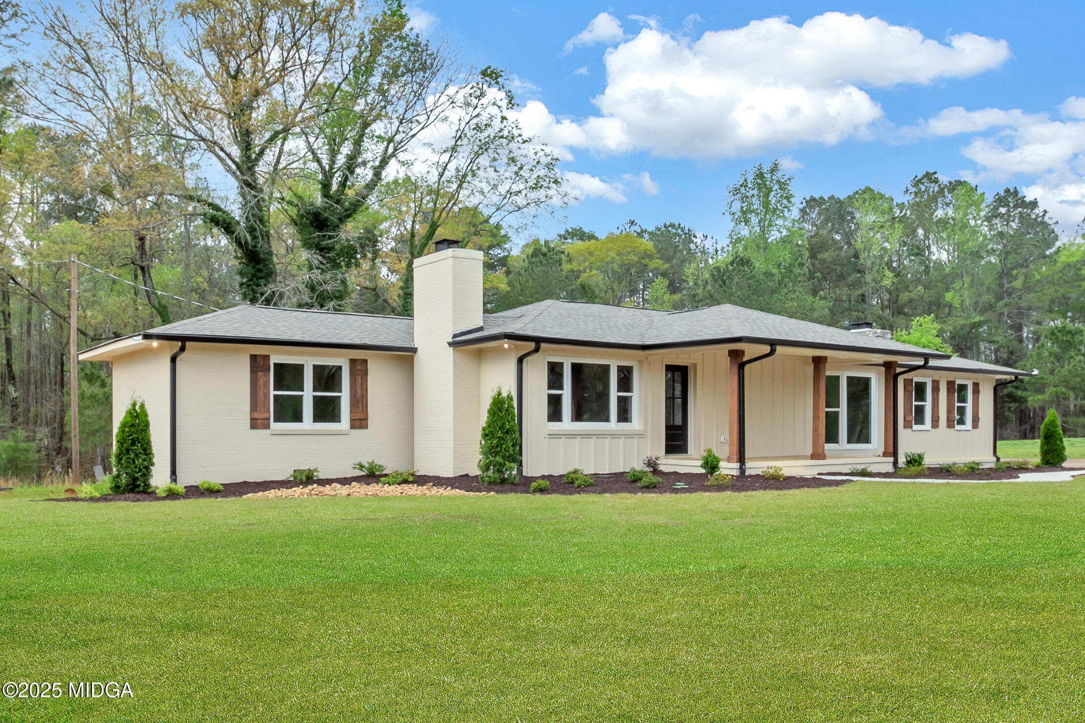 8738 Highway 87 Juliette, GA 31046 - Photo 1 of 36 a front view of house with yard and green space