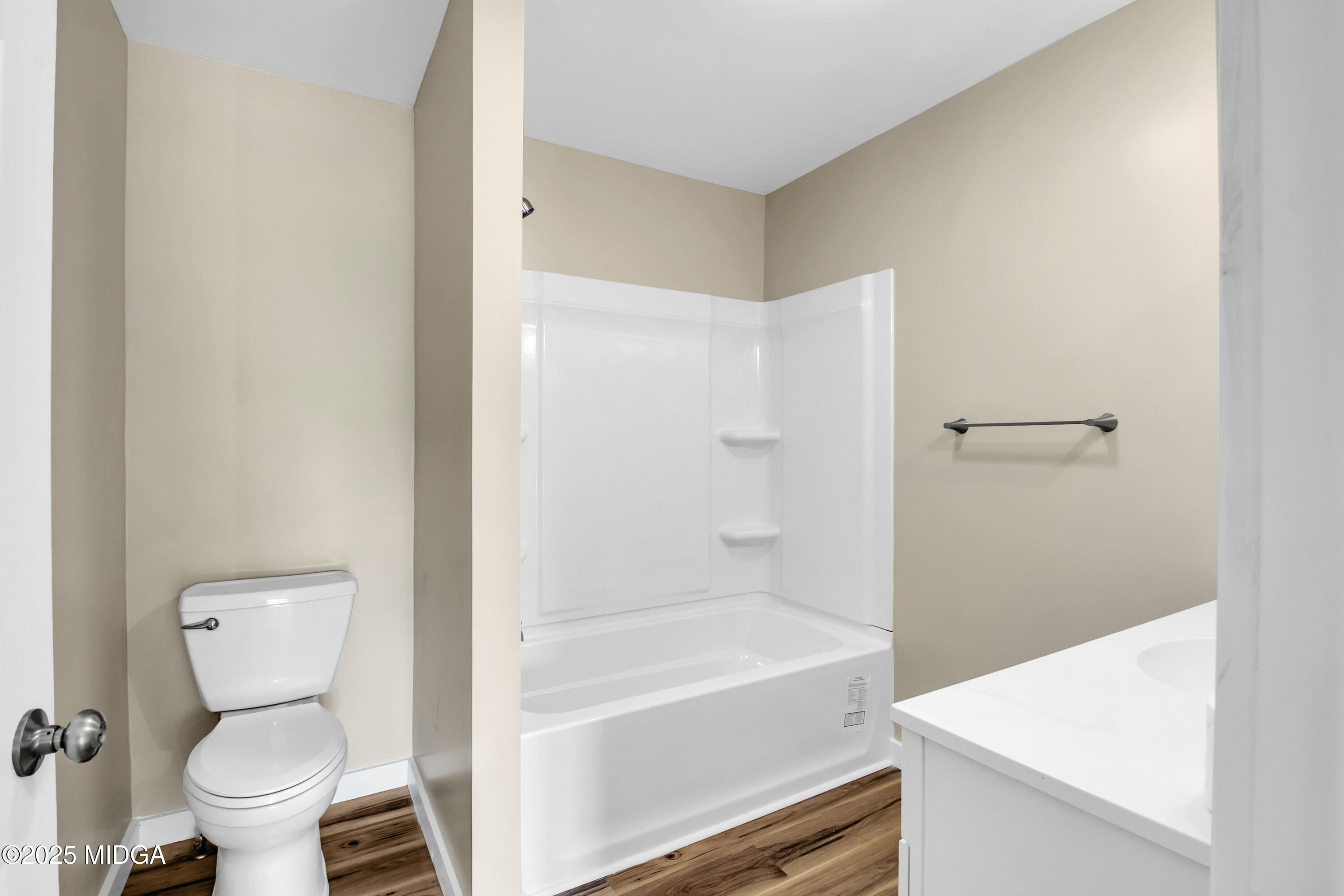 8738 Highway 87 Juliette, GA 31046 - Photo 20 of 36 a bathroom with a toilet and a bathtub