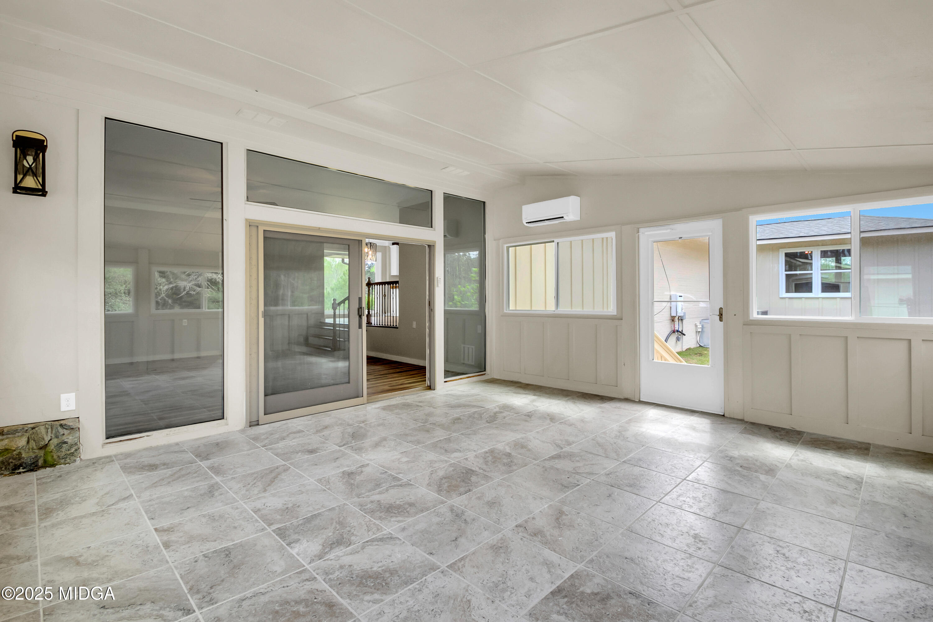 8738 Highway 87 Juliette, GA 31046 - Photo 29 of 36 an empty room with window and mirror