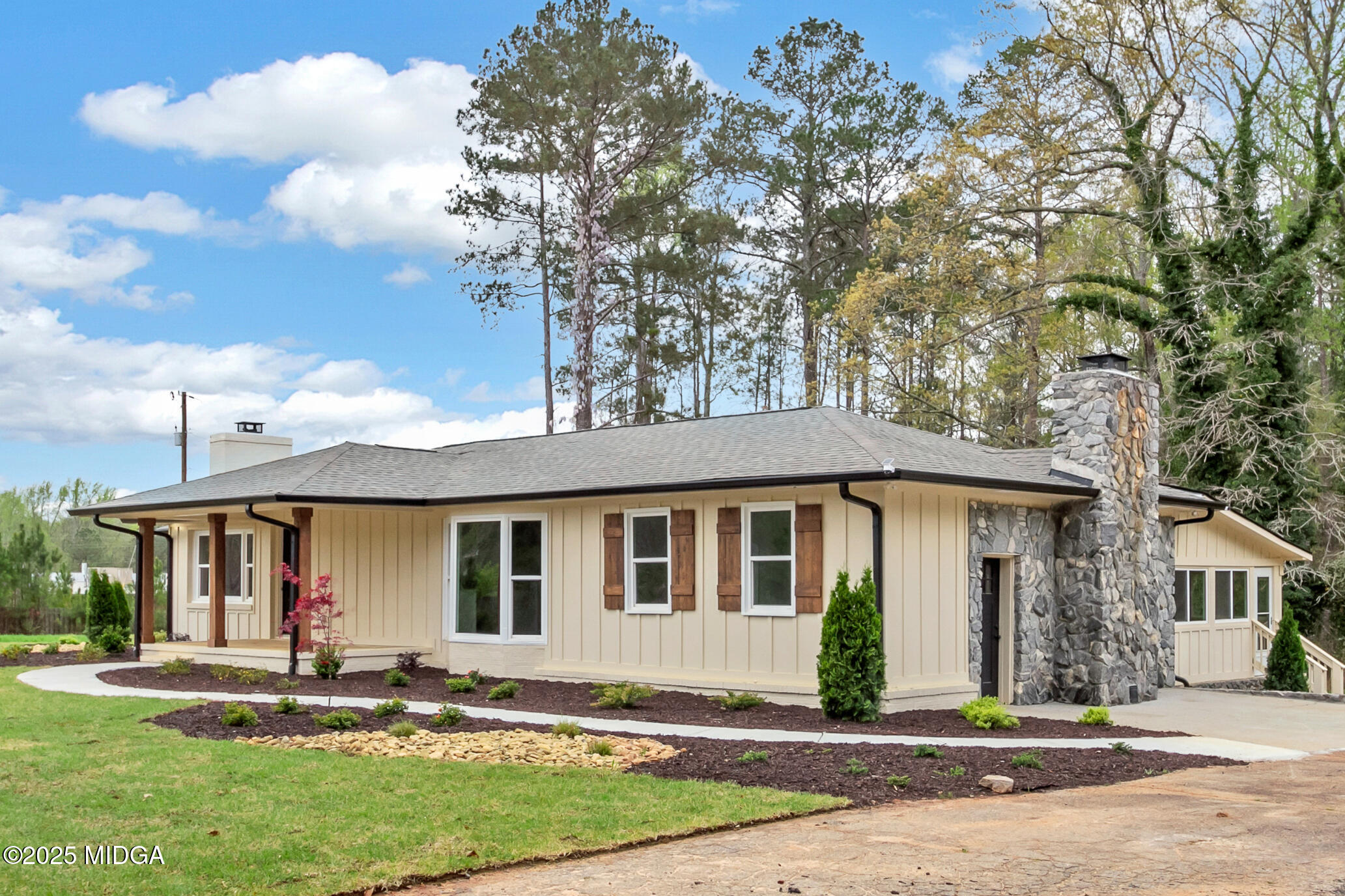 8738 Highway 87 Juliette, GA 31046 - Photo 3 of 36 a front view of a house with garden