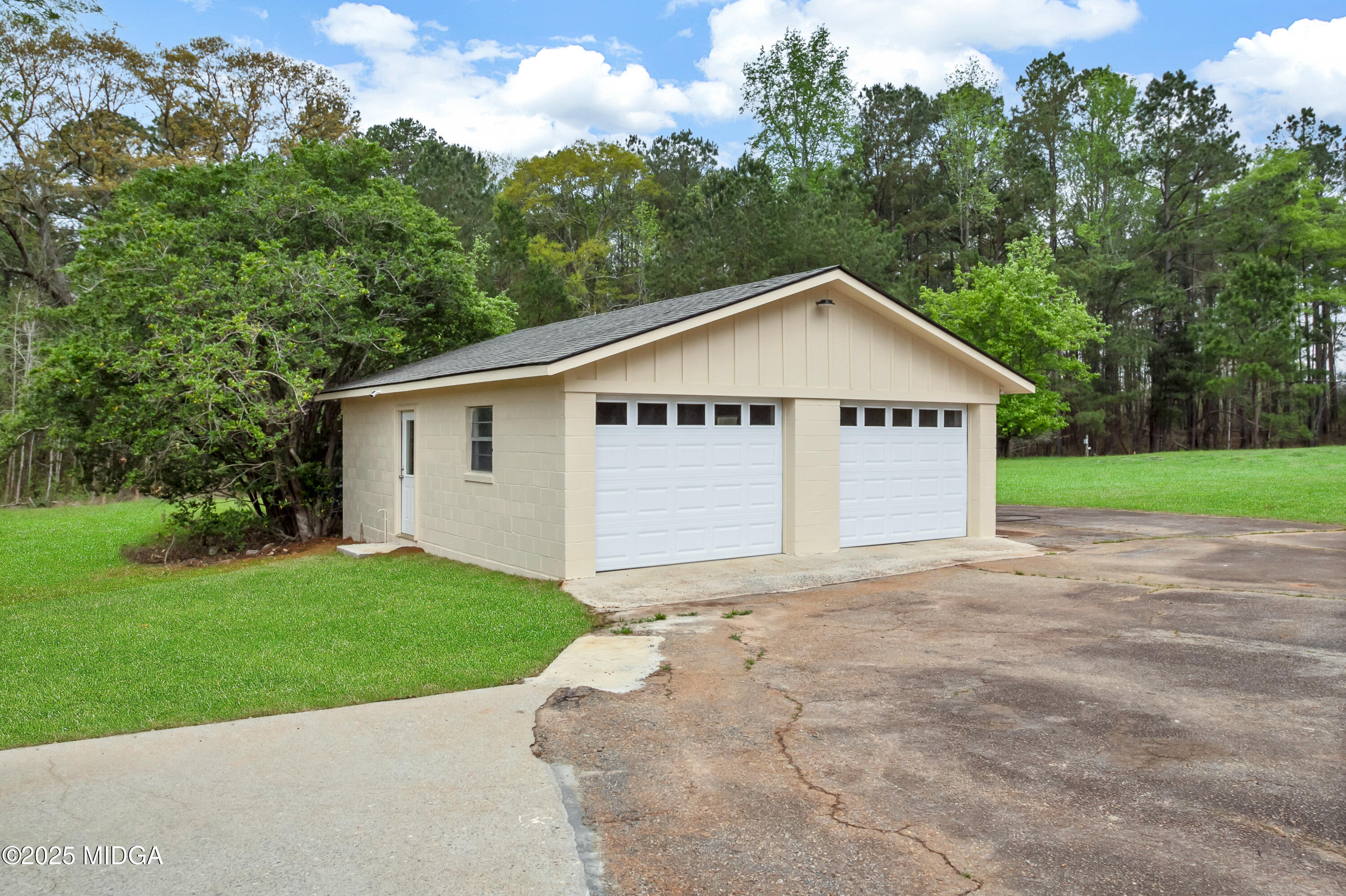 8738 Highway 87 Juliette, GA 31046 - Photo 5 of 36 a front view of a house with a yard and garage