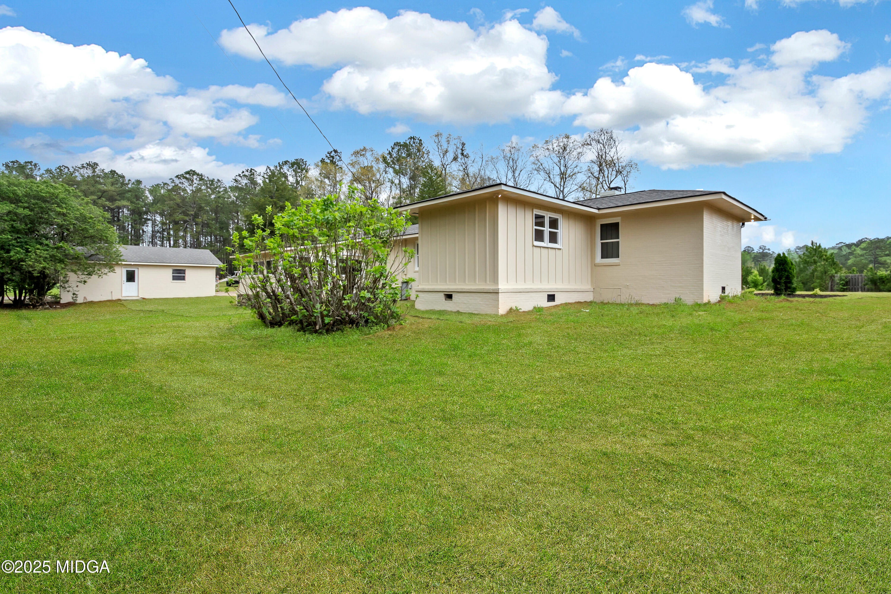 8738 Highway 87 Juliette, GA 31046 - Photo 8 of 36 a view of a house with a yard