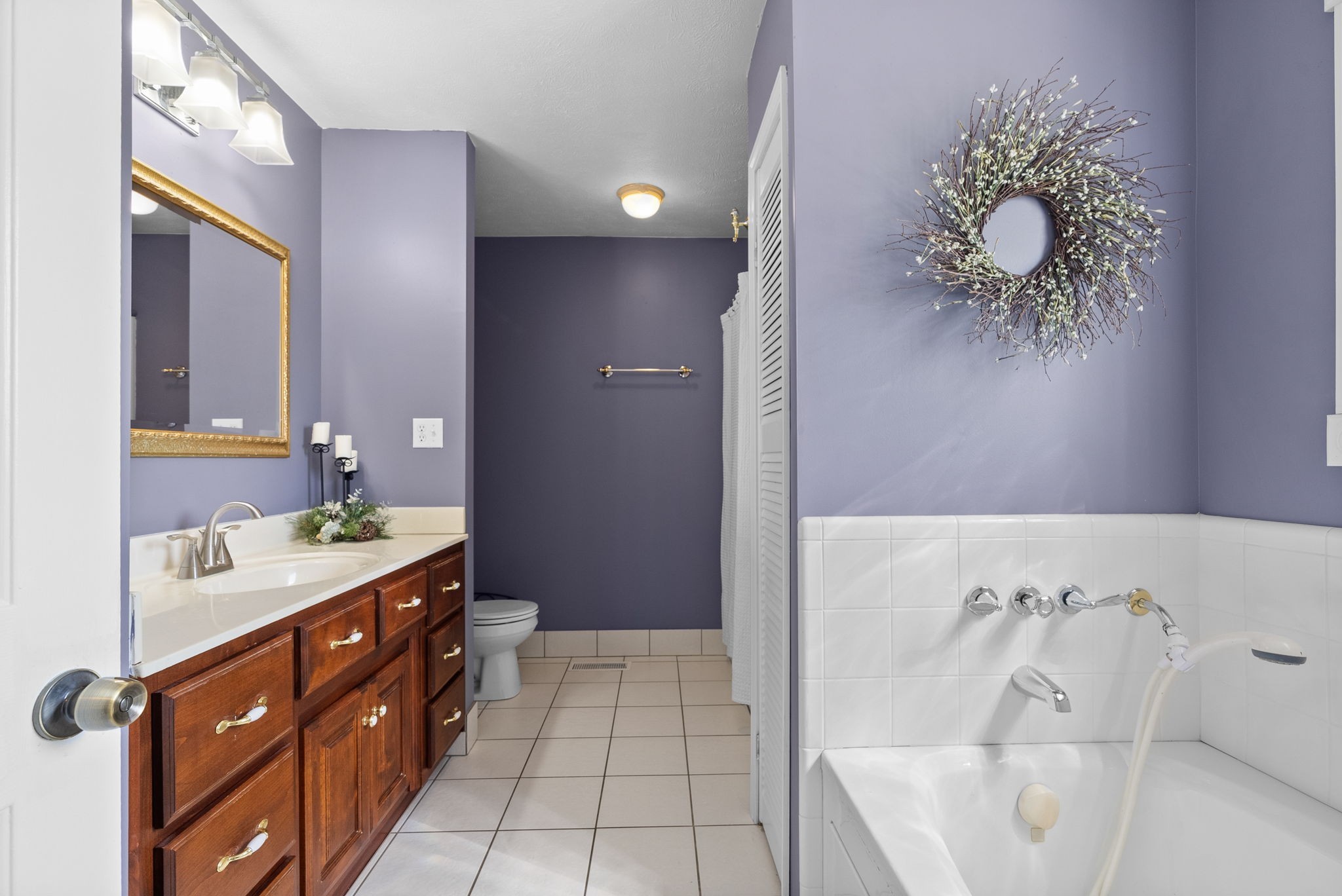 286 Tower Street Guthrie, KY 42234 - Photo 19 of 48 a bathroom with a bathtub sink and mirror