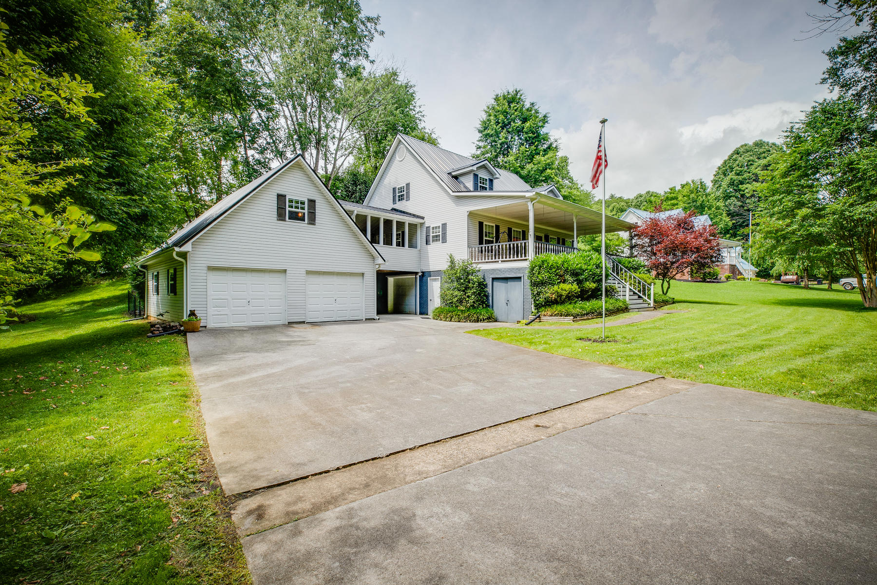 105 Ridgewood Road Unicoi, TN 37692 - Photo 4 of 59 003