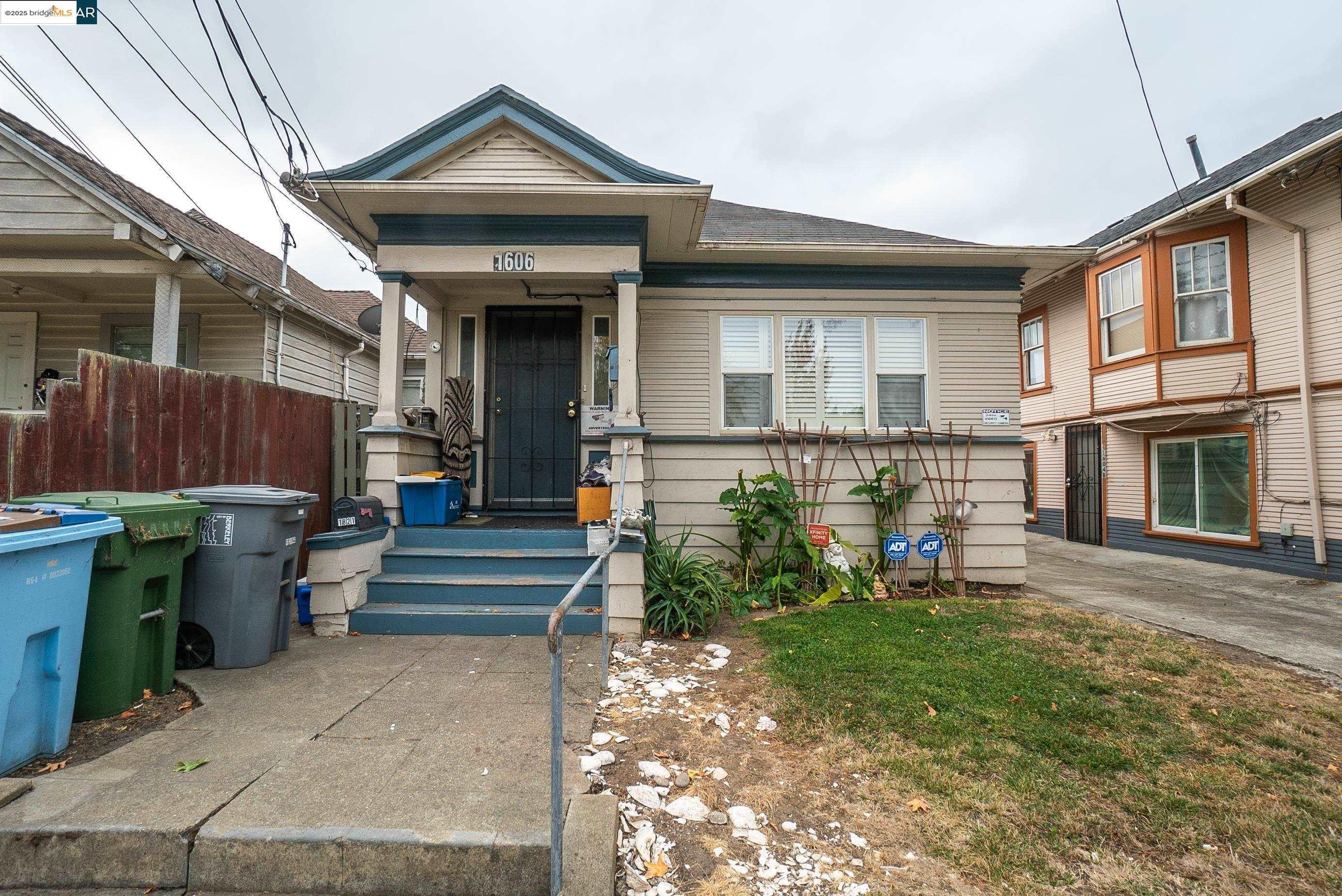 a view of a house with backyard and porch