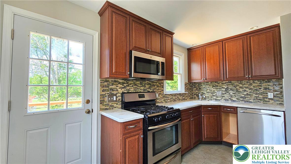 438 Locust Road Hellertown, PA 18055 - Photo 8 of 26 Gallery Image 8
