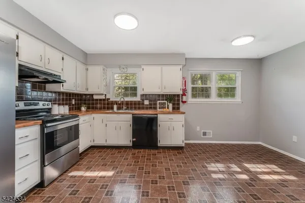 $469,900 | 214 Powder Horn Drive, Phillipsburg, NJ 08865