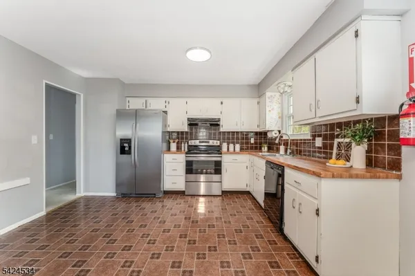 $469,900 | 214 Powder Horn Drive, Phillipsburg, NJ 08865