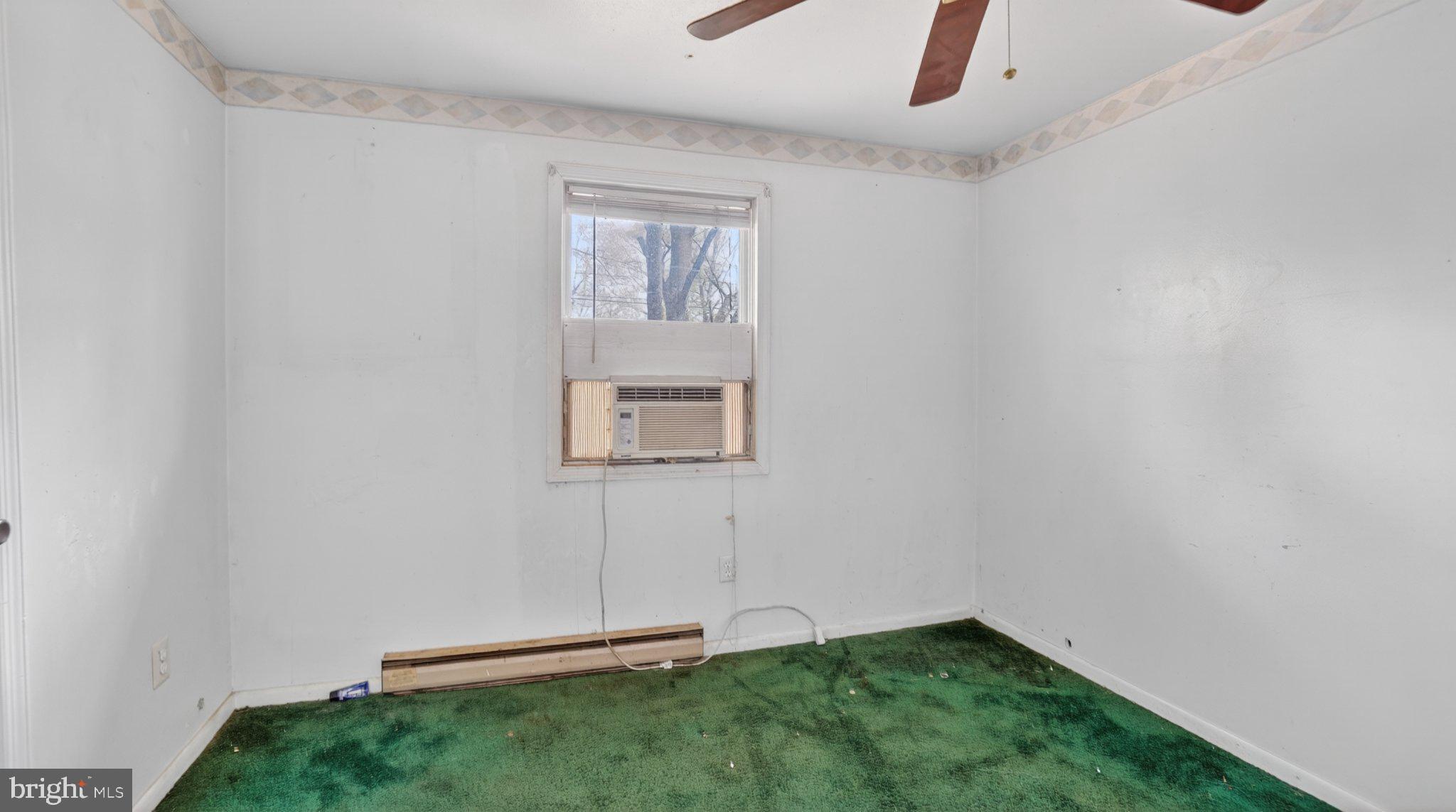 4 Boxwood Road Annapolis, MD 21403 - Photo 17 of 24 Bright, airy space with potential.