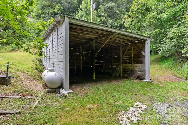a view of yard with green space