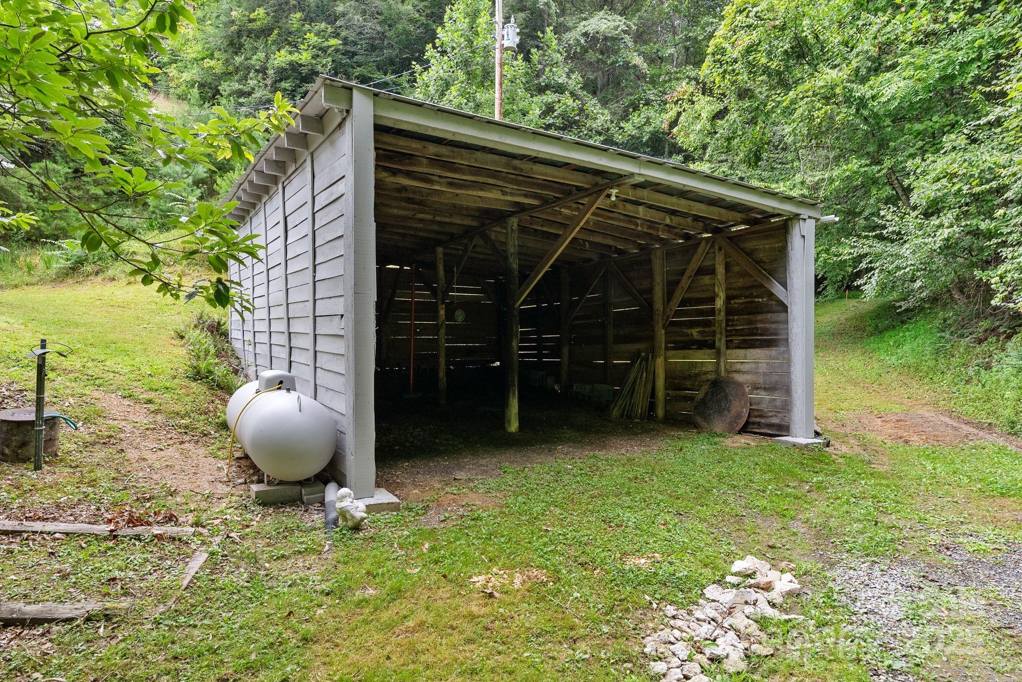 530 Rebel Ridge Road Marshall, NC 28753 - Photo 28 of 46 a backyard of a house with table and chairs