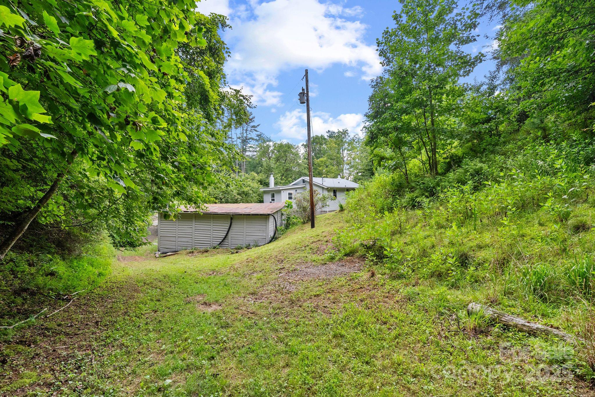 530 Rebel Ridge Road Marshall, NC 28753 - Photo 33 of 46 a backyard of a house with table and chairs