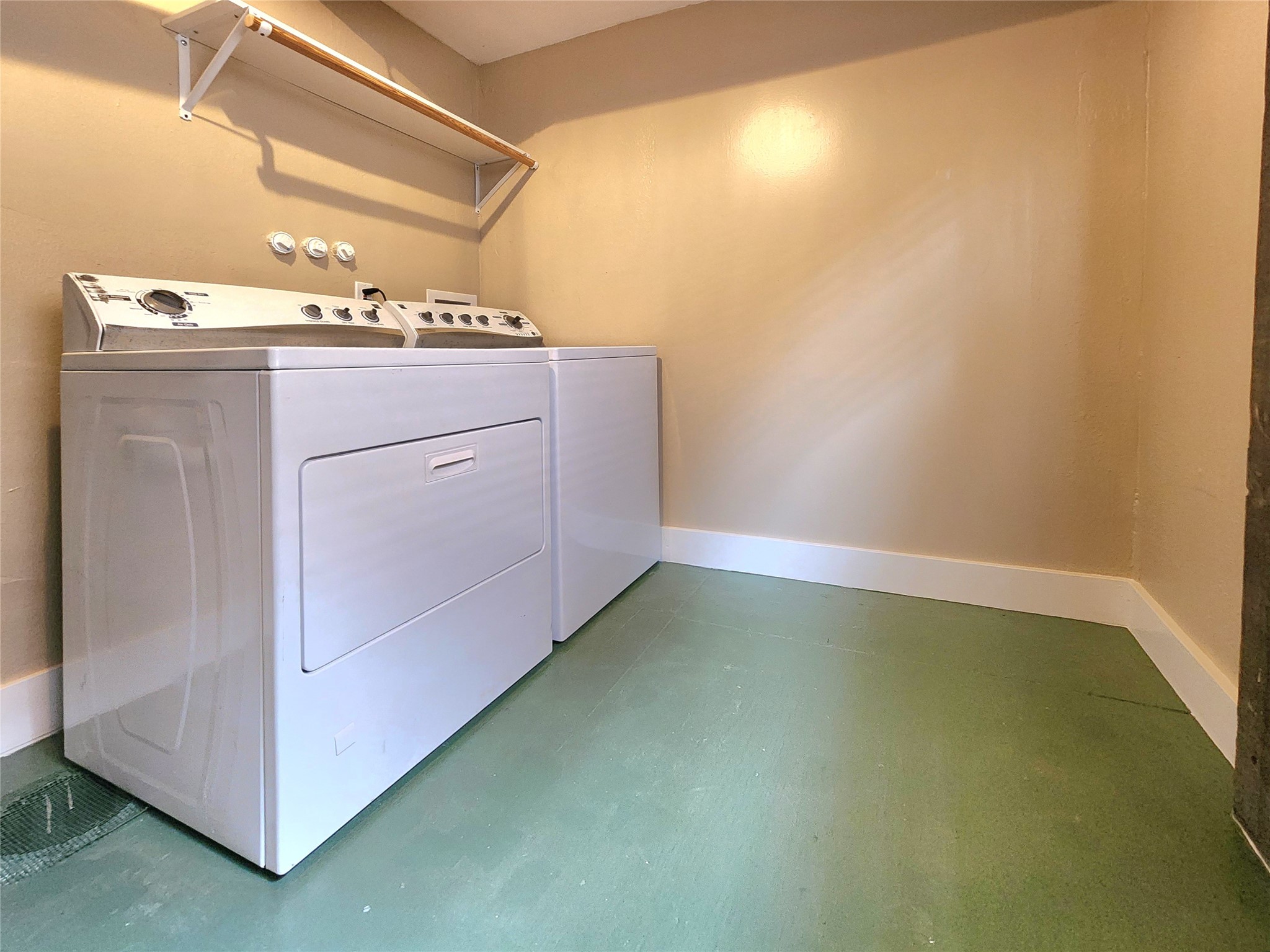 1818 Kane Street, Unit 1 Houston, TX 77007 - Photo 12 of 27 In unit laundry room.