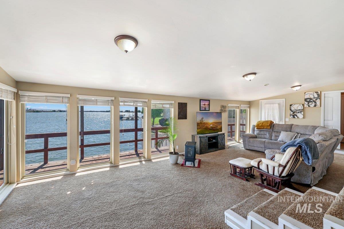 1801 Y Street Heyburn, ID 83336 - Photo 15 of 42 Living area with carpet flooring
