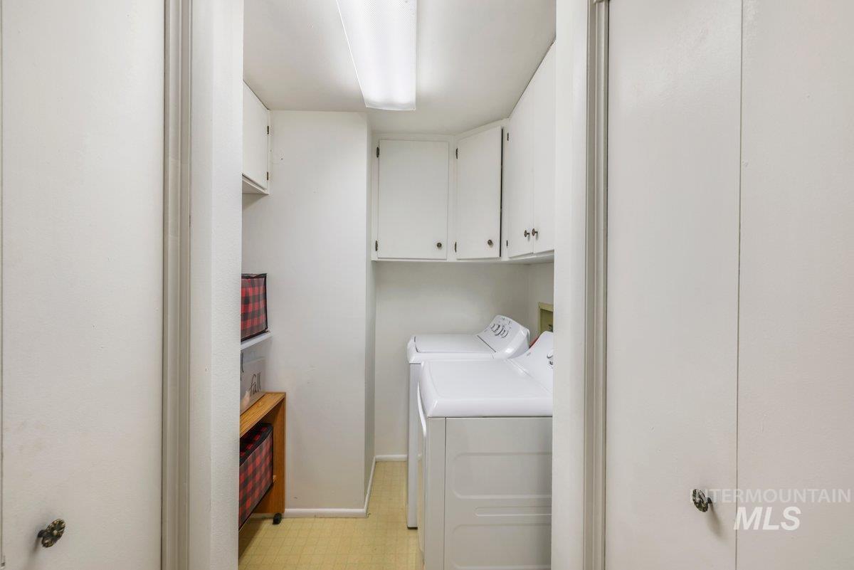 1801 Y Street Heyburn, ID 83336 - Photo 27 of 42 Laundry room with cabinet space and independent washer and dryer