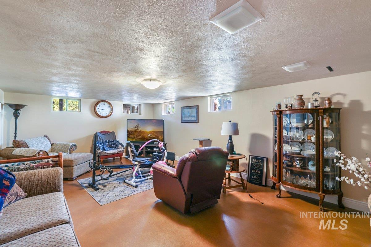 1801 Y Street Heyburn, ID 83336 - Photo 40 of 42 Living room with a textured ceiling
