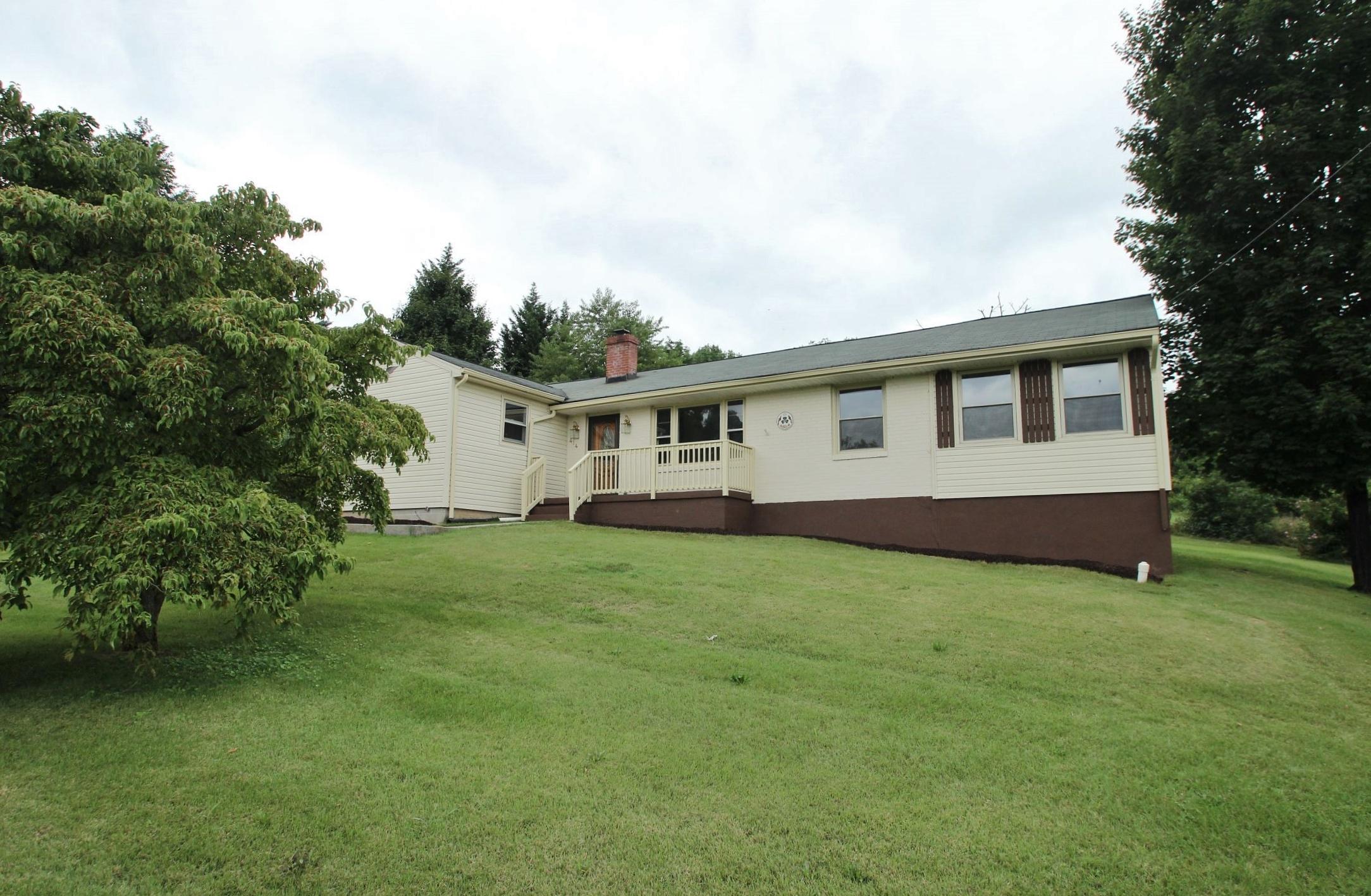 414 Boxley Road Roanoke, VA 24019 - Photo 3 of 45 img_7172