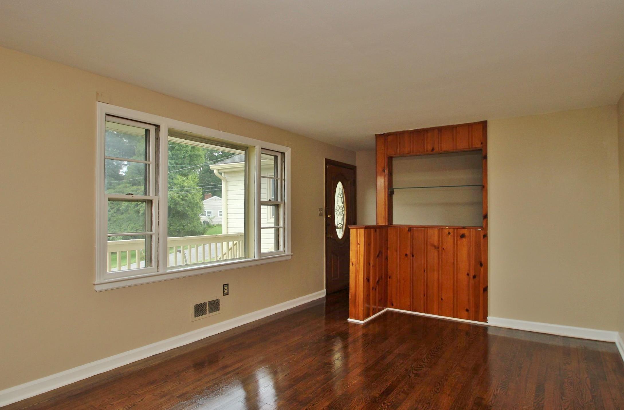 414 Boxley Road Roanoke, VA 24019 - Photo 4 of 45 img_7176