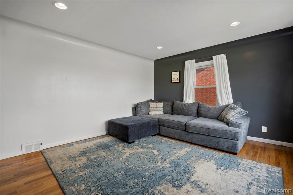 48425 Romeo Plank Road Macomb, MI 48044 - Photo 4 of 31