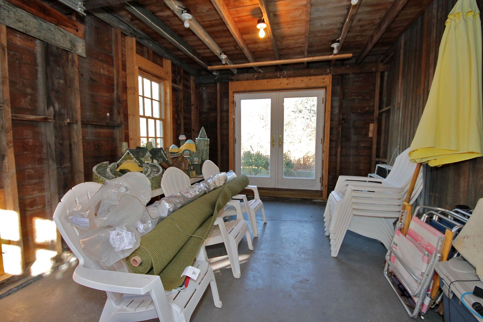 9 Fowler Avenue Edgartown, MA 02539 - Photo 25 of 28 a living room with furniture and a window