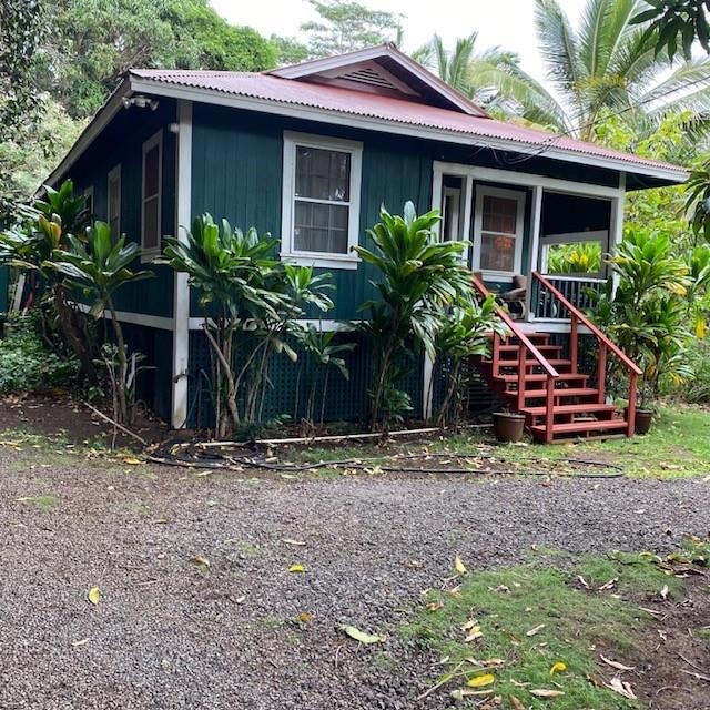 a view of a house with a yard and plants