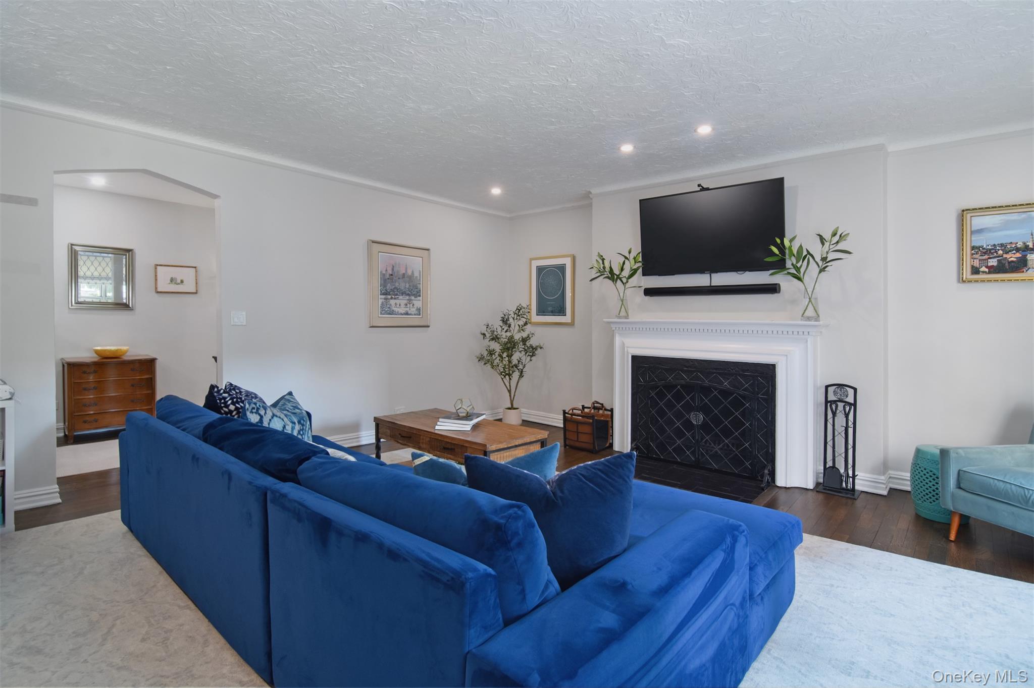 250 Bronxville Road, Unit 3I Bronxville, NY 10708 - Photo 8 of 17 a living room with furniture fireplace and flat screen tv