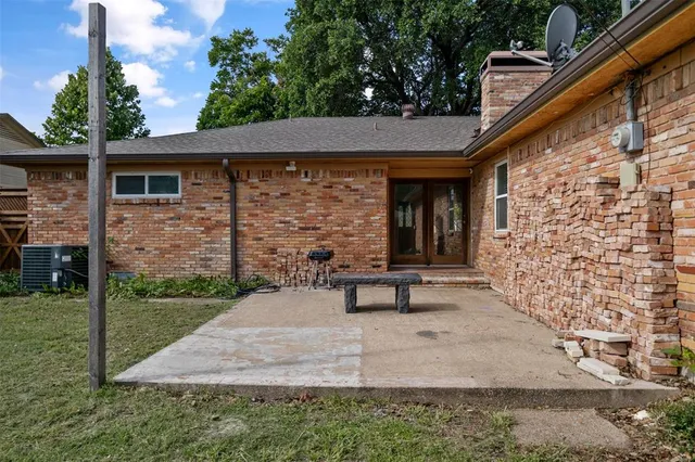 a view of a bench in the backyard