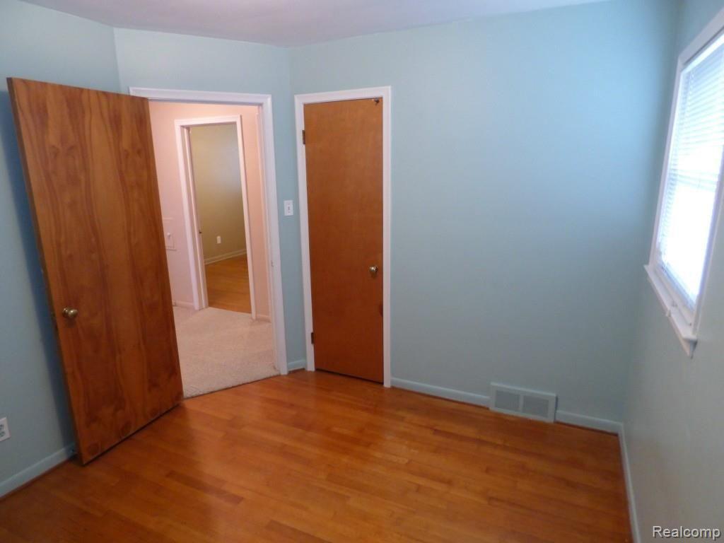 9818 Farmington Road Livonia, MI 48150 - Photo 12 of 34 P1080226.jpg