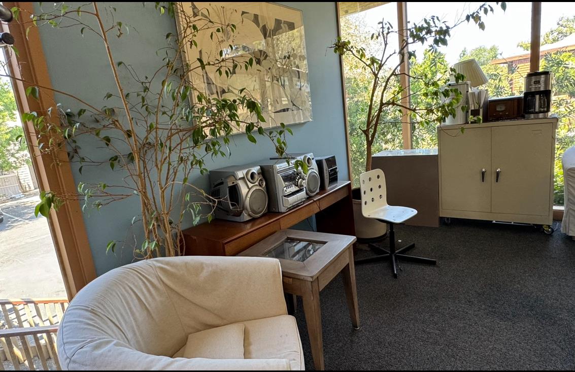 500 West Middlefield Road, Unit 71 Mountain View, CA 94043 - Photo 34 of 42 a living room with furniture and a window