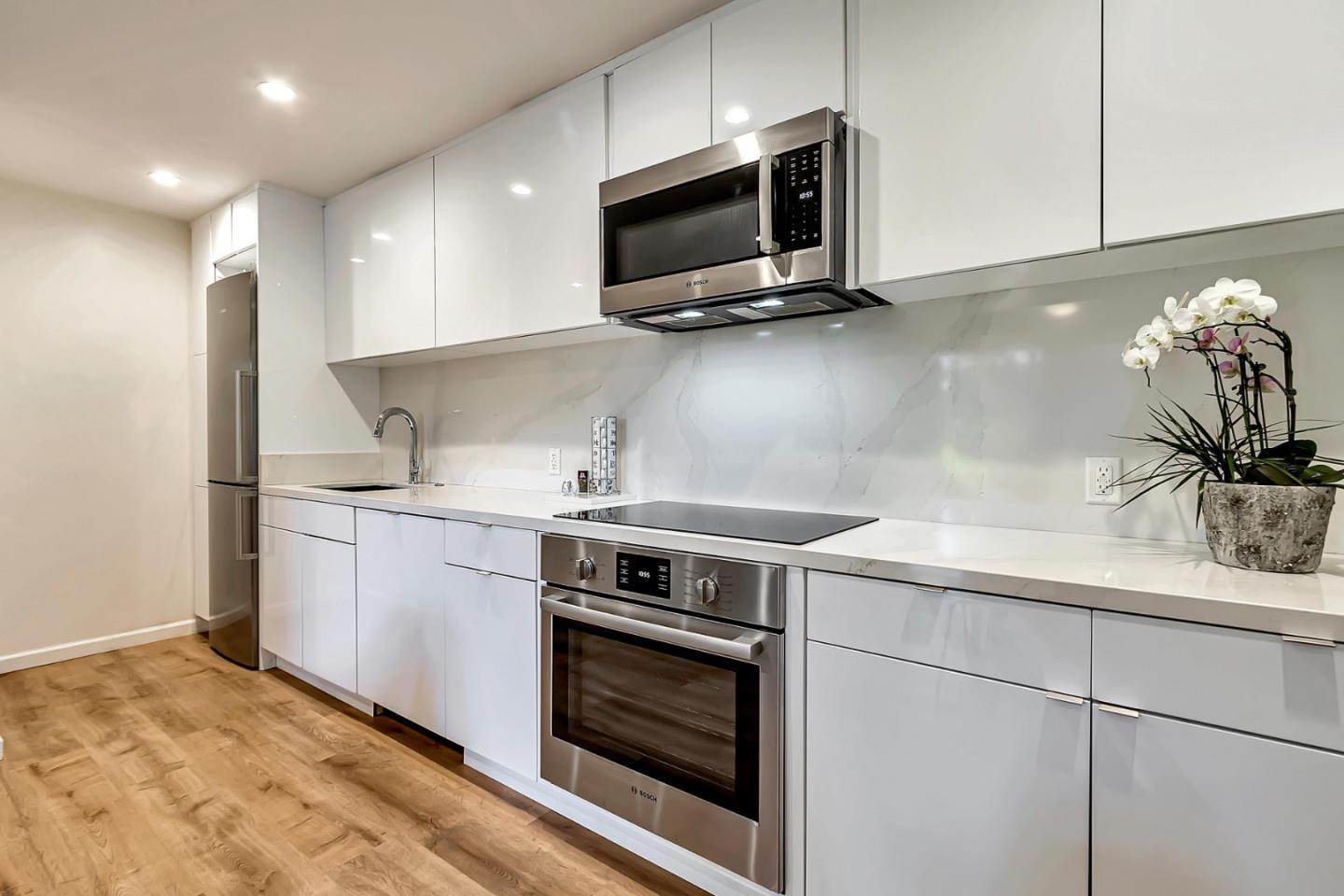 500 West Middlefield Road, Unit 71 Mountain View, CA 94043 - Photo 5 of 42 a kitchen with a stove and a microwave