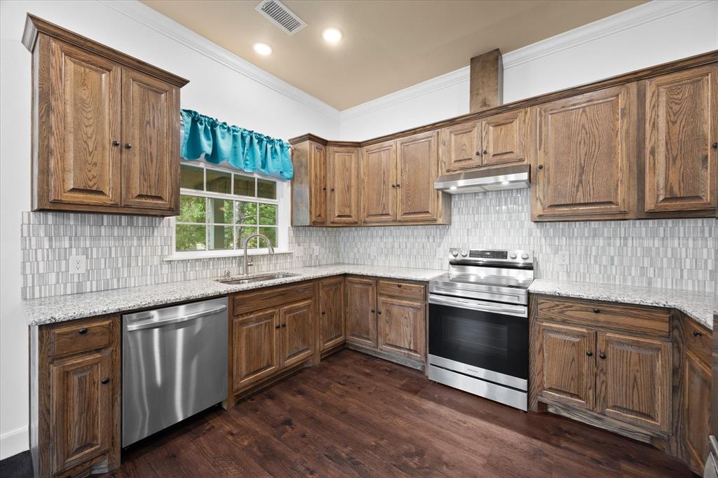 2526 Fox Point Circle Quinlan, TX 75474 - Photo 15 of 35 Who wouldn't love this beautiful kitchen?