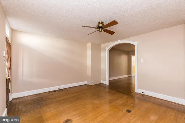 a view of empty room with ceiling fan