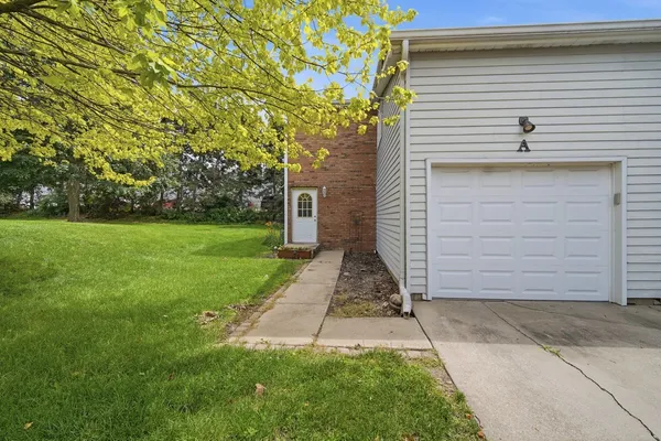 $157,000 | 1532 Hunt Drive, Unit A, Normal, IL 61761