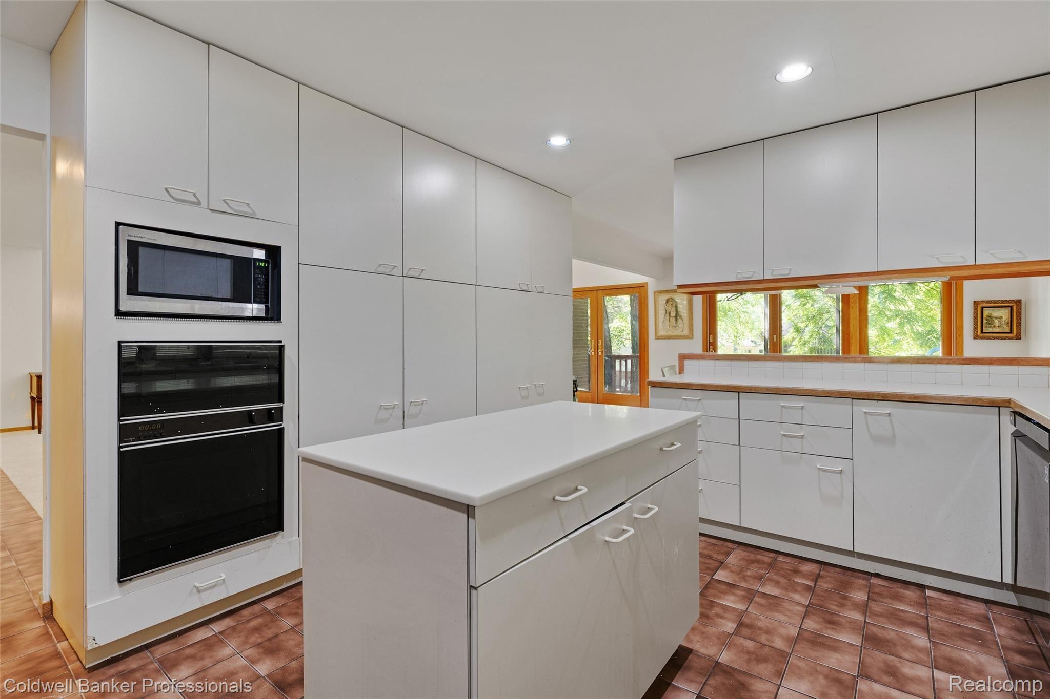41529 Fallbrook Road Northville, MI 48167 - Photo 6 of 23 Fallbrook Kitchen ii.jpg