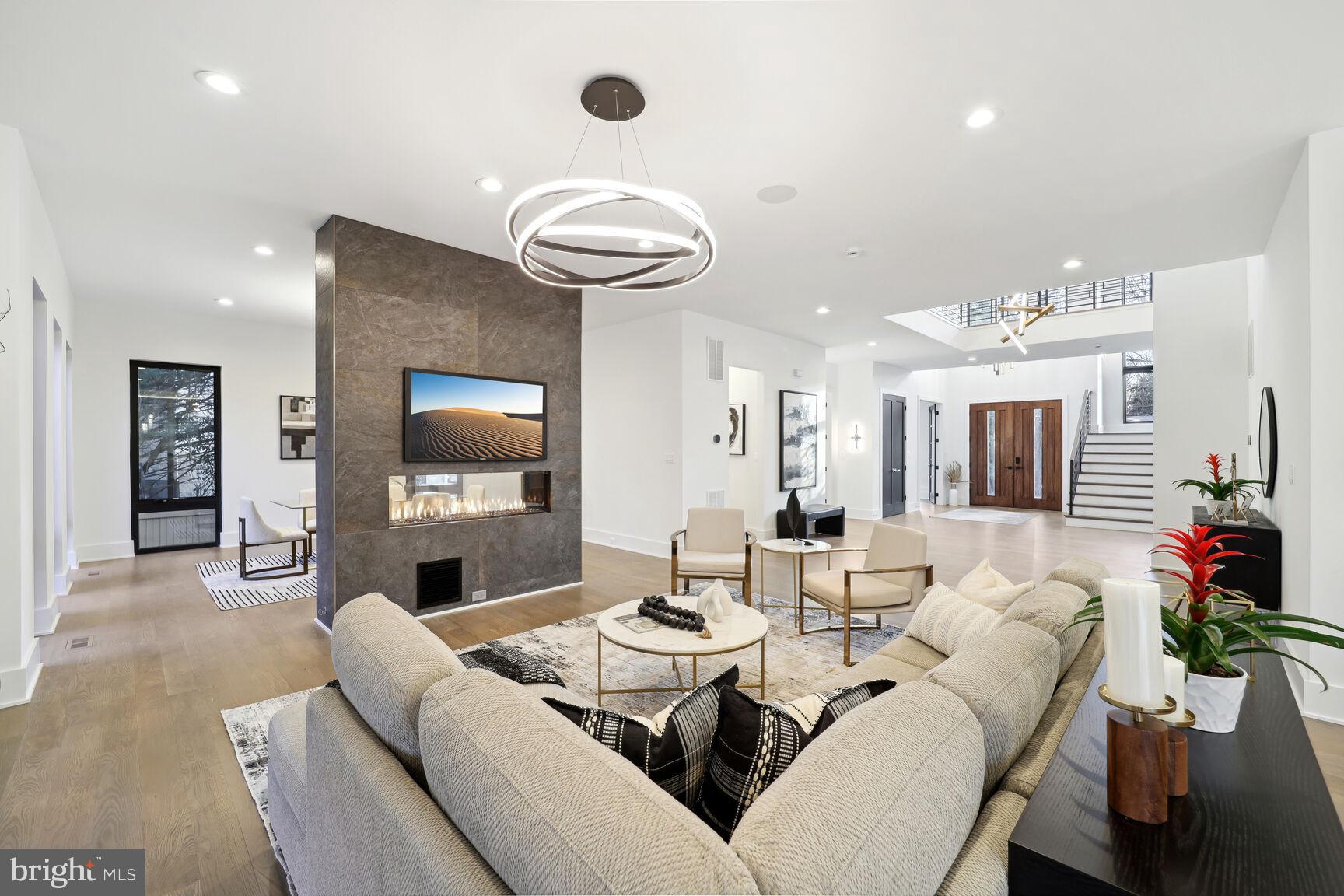 7006 Hector Road McLean, VA 22101 - Photo 9 of 50 Family/living room
