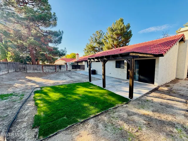 a view of a house with a backyard