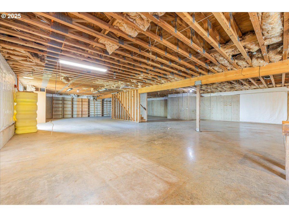18925 Northeast Jaquith Road Newberg, OR 97132 - Photo 21 of 27 a view of a indoor basketball court
