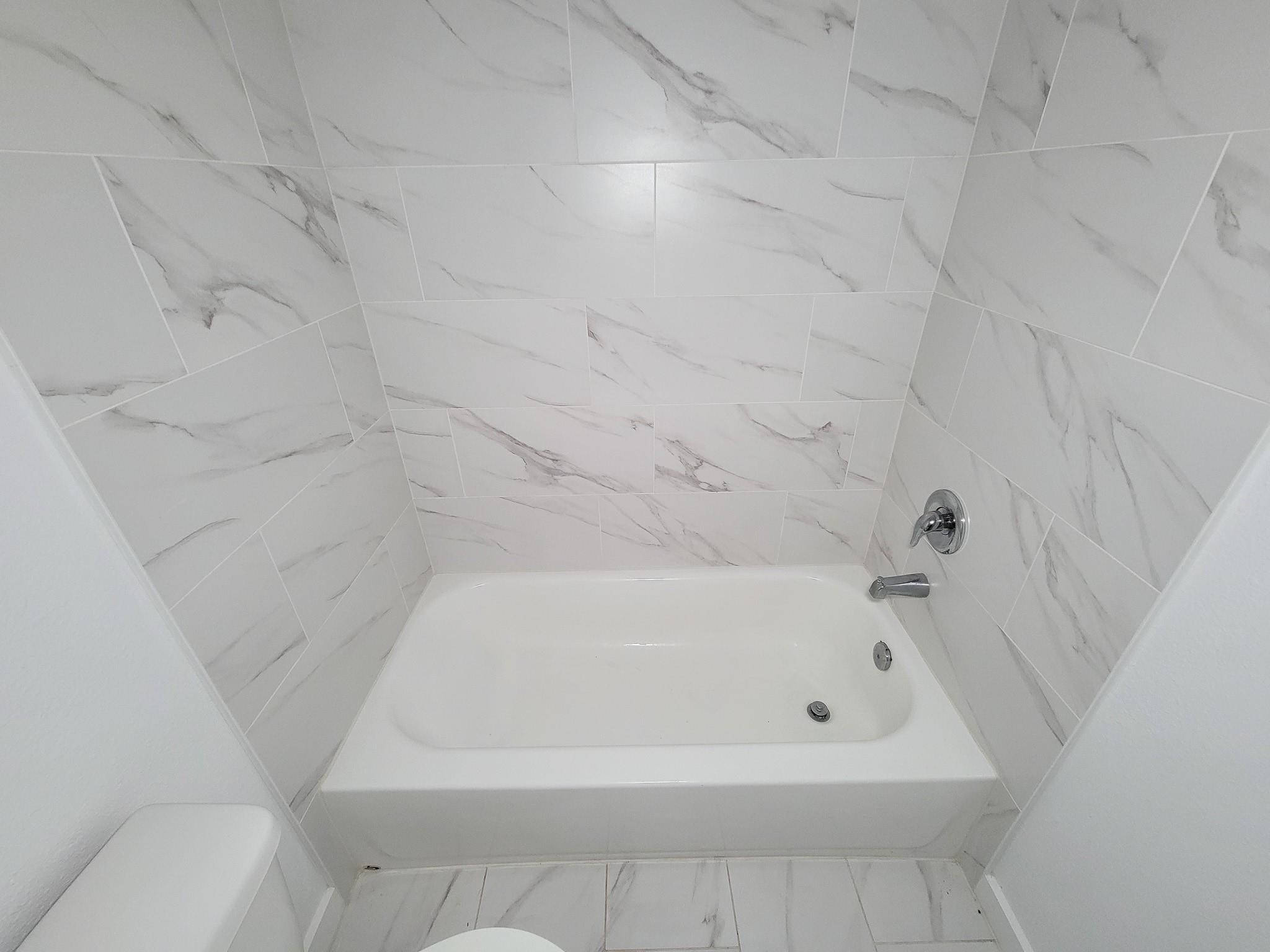 8122 Sterlingshire Street, Unit B Houston, TX 77078 - Photo 21 of 27 a bathroom with a bathtub