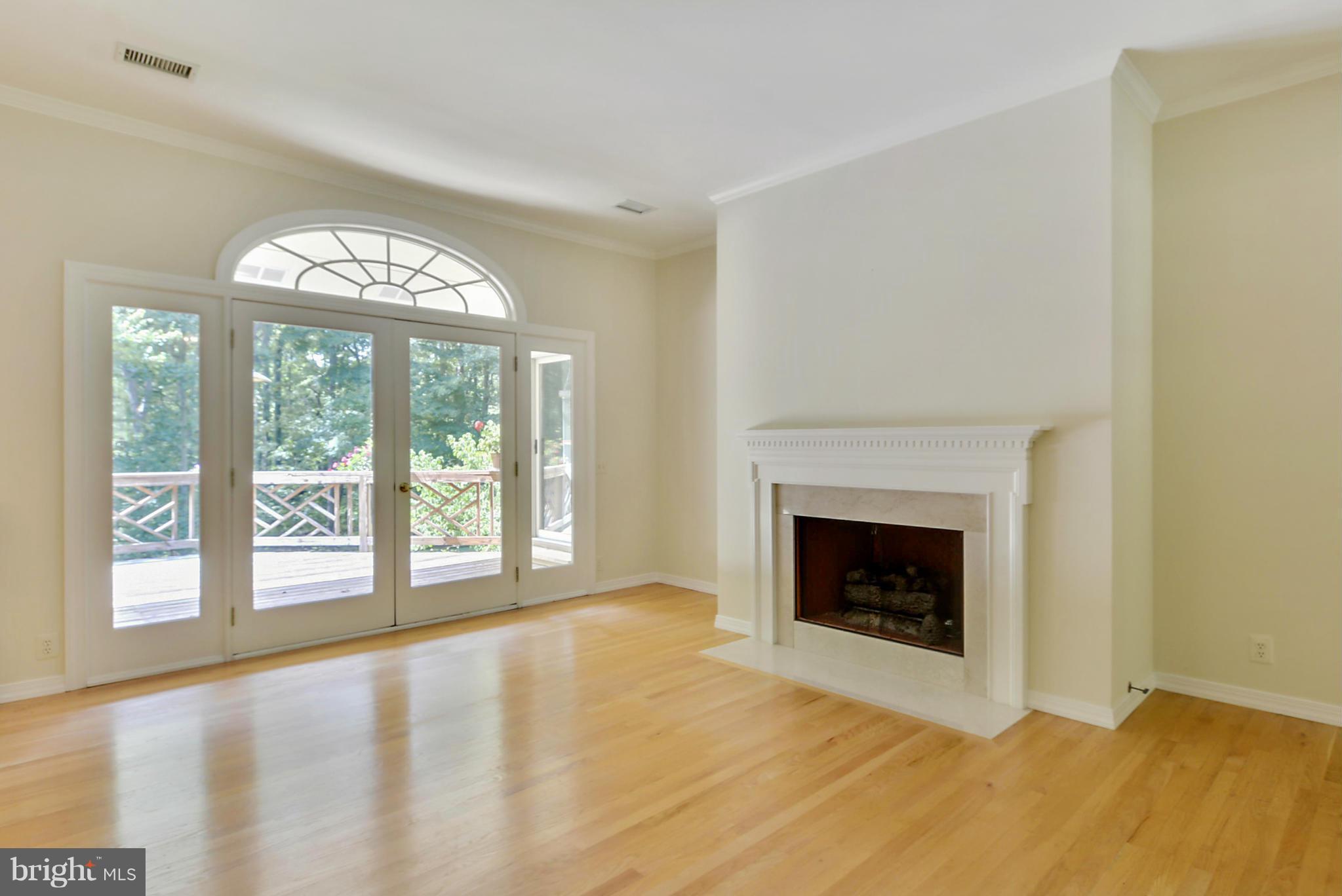 11832 Larry Road Fairfax, VA 22030 - Photo 5 of 29 Living Room