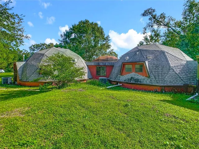 a house that is sitting in the grass
