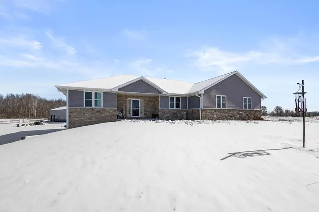 $724,900 | 8464 County Road South, Pulaski, WI 54162