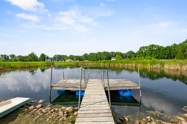 $724,900 | 8464 County Road South, Pulaski, WI 54162