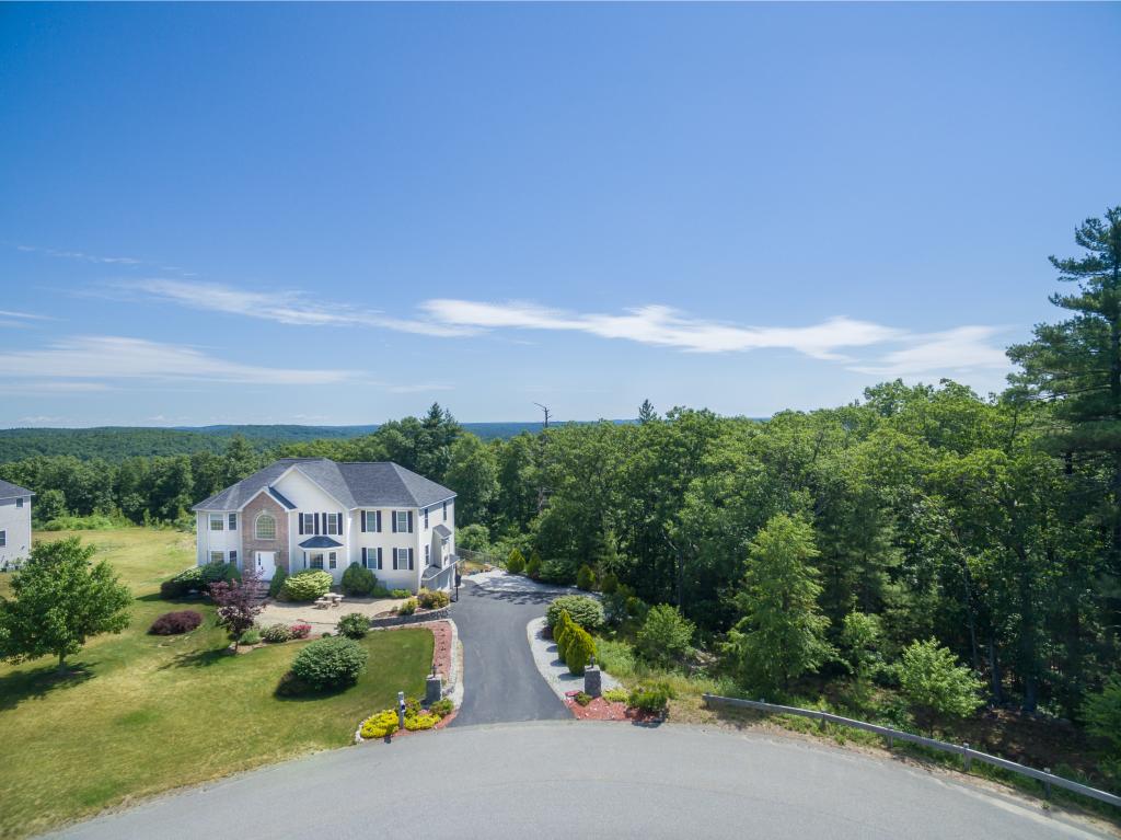 37 Collins Way Pelham, NH 03076 - Photo 1 of 34